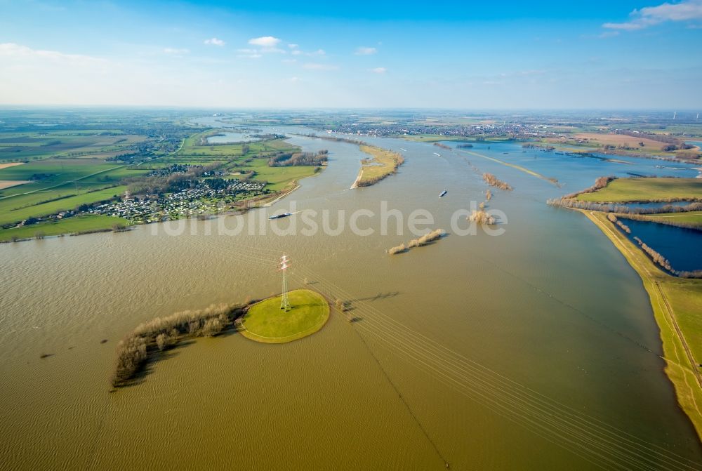 Luftaufnahme Rees - Uferbereiche mit durch Hochwasser- Pegel überfluteten Flußbett des Rhein und der gefluteten Rhein Wiesen in Rees im Bundesland Nordrhein-Westfalen