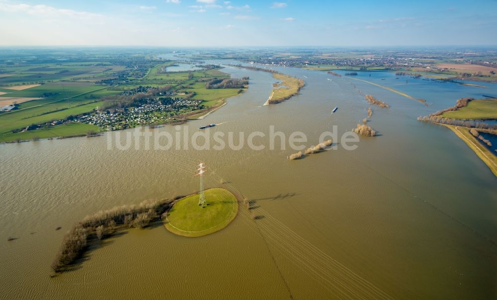 Rees von oben - Uferbereiche mit durch Hochwasser- Pegel überfluteten Flußbett des Rhein und der gefluteten Rhein Wiesen in Rees im Bundesland Nordrhein-Westfalen