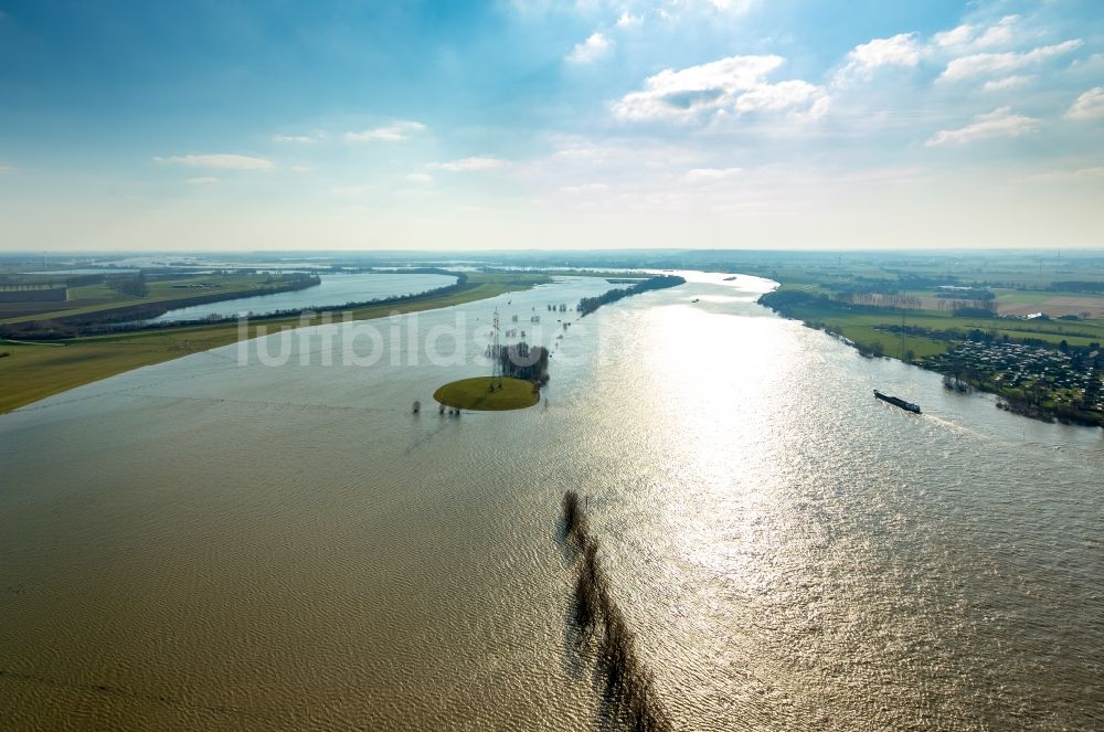 Rees aus der Vogelperspektive: Uferbereiche mit durch Hochwasser- Pegel überfluteten Flußbett des Rhein und der gefluteten Rhein Wiesen in Rees im Bundesland Nordrhein-Westfalen