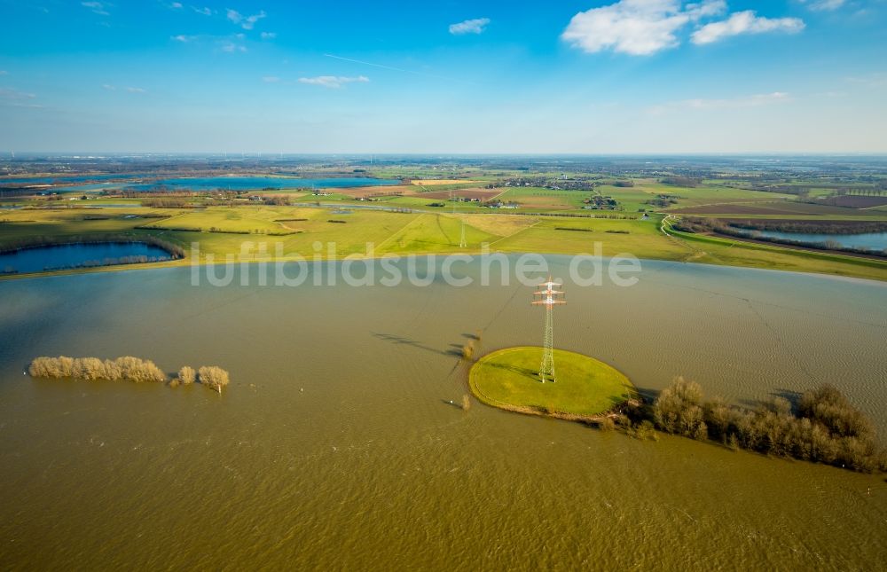 Luftbild Rees - Uferbereiche mit durch Hochwasser- Pegel überfluteten Flußbett des Rhein und der gefluteten Rhein Wiesen in Rees im Bundesland Nordrhein-Westfalen