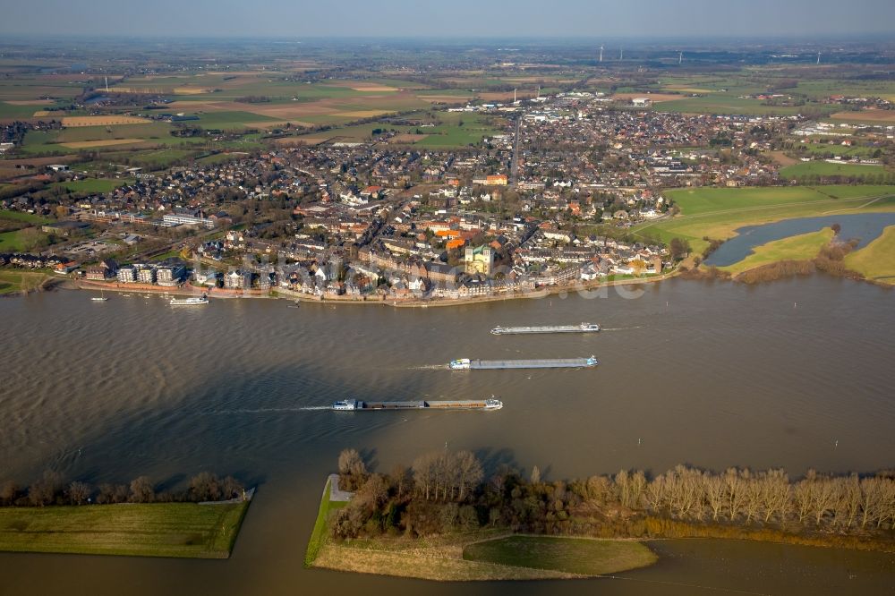 Luftaufnahme Rees - Uferbereiche mit durch Hochwasser- Pegel überfluteten Flußbett des Rhein und der gefluteten Rhein Wiesen in Rees im Bundesland Nordrhein-Westfalen