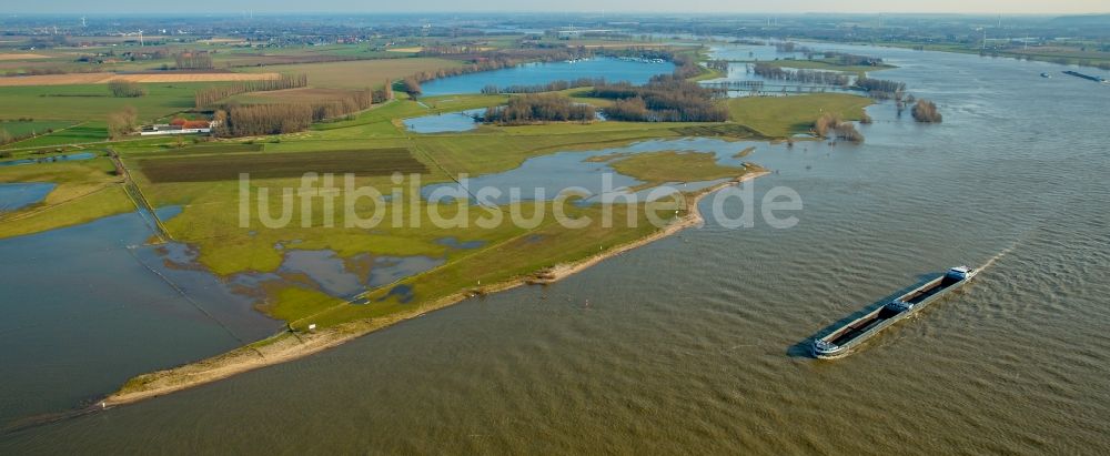 Rees aus der Vogelperspektive: Uferbereiche mit durch Hochwasser- Pegel überfluteten Flußbett des Rhein und der gefluteten Rhein Wiesen in Rees im Bundesland Nordrhein-Westfalen