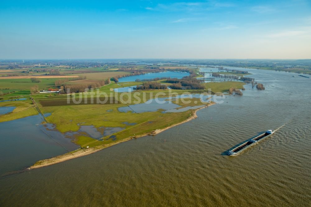 Luftbild Rees - Uferbereiche mit durch Hochwasser- Pegel überfluteten Flußbett des Rhein und der gefluteten Rhein Wiesen in Rees im Bundesland Nordrhein-Westfalen