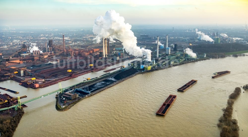 Luftaufnahme Hamborn - Uferbereiche mit durch Hochwasser- Pegel überfluteten Flußbett des Rhein in Hamborn im Bundesland Nordrhein-Westfalen, Deutschland