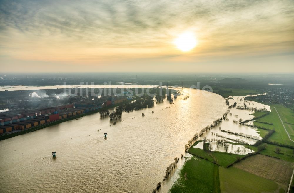 Hamborn von oben - Uferbereiche mit durch Hochwasser- Pegel überfluteten Flußbett des Rhein in Hamborn im Bundesland Nordrhein-Westfalen, Deutschland