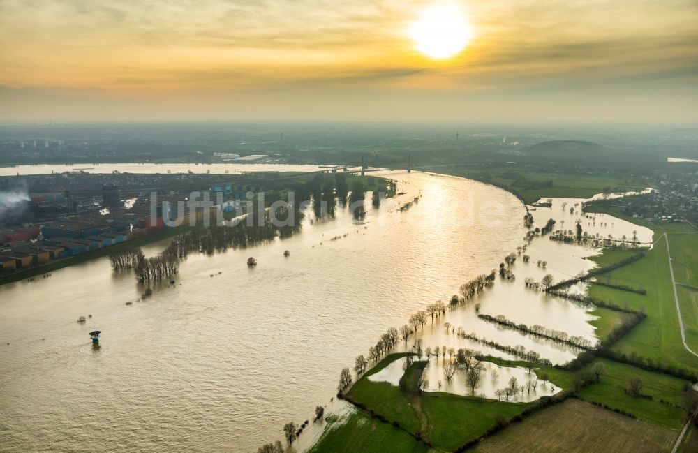 Hamborn aus der Vogelperspektive: Uferbereiche mit durch Hochwasser- Pegel überfluteten Flußbett des Rhein in Hamborn im Bundesland Nordrhein-Westfalen, Deutschland