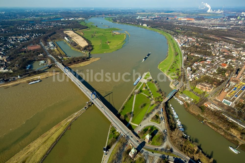 Duisburg aus der Vogelperspektive: Uferbereiche mit durch Hochwasser- Pegel überfluteten Flußbett des Rhein an der Hombacher Brücke in Duisburg im Bundesland Nordrhein-Westfalen