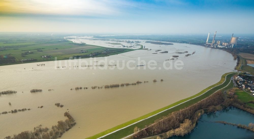 Möllen von oben - Uferbereiche mit durch Hochwasser- Pegel überfluteten Flußbett des Rhein in Möllen im Bundesland Nordrhein-Westfalen, Deutschland