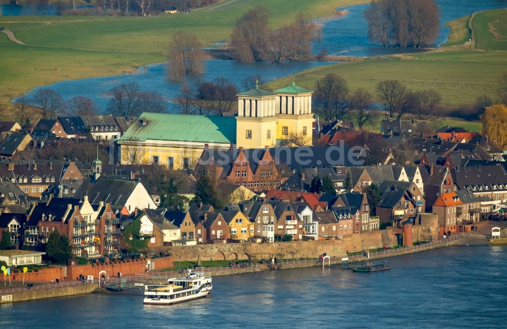 Luftaufnahme Rees - Uferbereiche mit durch Hochwasser- Pegel überfluteten Flußbett des Rhein in Rees im Bundesland Nordrhein-Westfalen