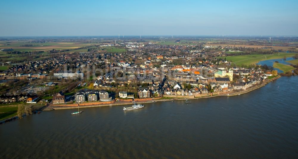 Rees von oben - Uferbereiche mit durch Hochwasser- Pegel überfluteten Flußbett des Rhein in Rees im Bundesland Nordrhein-Westfalen