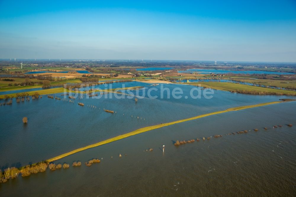 Luftbild Rees - Uferbereiche mit durch Hochwasser- Pegel überfluteten Flußbett des Rhein in Rees im Bundesland Nordrhein-Westfalen