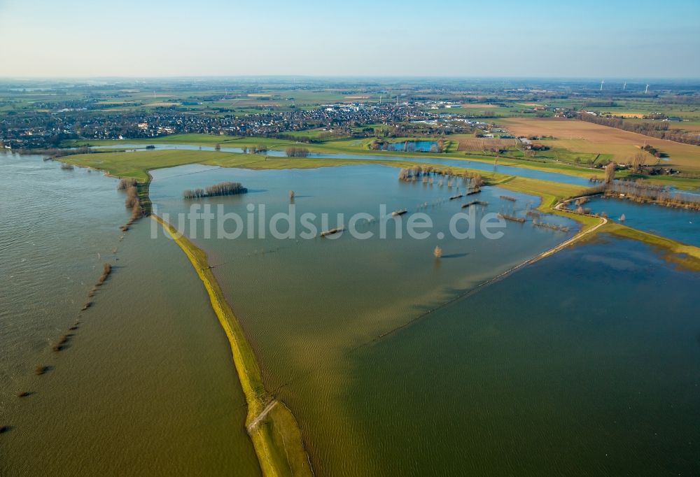 Luftaufnahme Rees - Uferbereiche mit durch Hochwasser- Pegel überfluteten Flußbett des Rhein in Rees im Bundesland Nordrhein-Westfalen