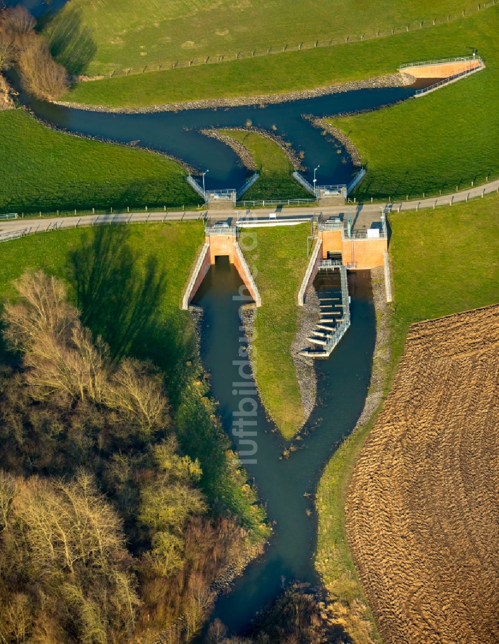 Luftbild Rees - Uferbereiche mit durch Hochwasser- Pegel überfluteten Flußbett des Rhein in Rees im Bundesland Nordrhein-Westfalen