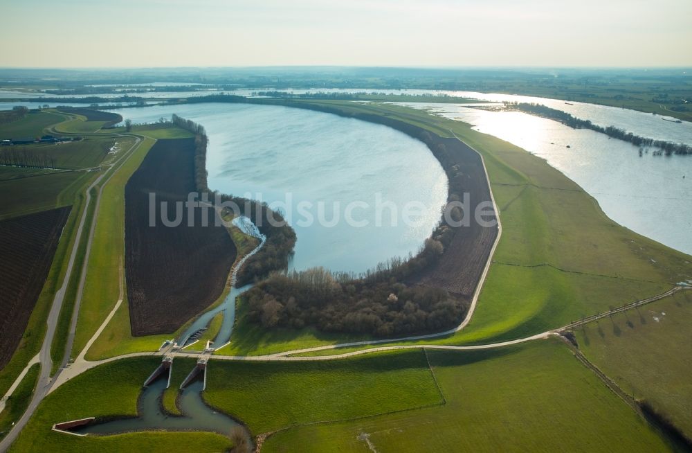 Rees von oben - Uferbereiche mit durch Hochwasser- Pegel überfluteten Flußbett des Rhein in Rees im Bundesland Nordrhein-Westfalen