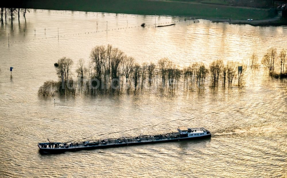 Walsum aus der Vogelperspektive: Uferbereiche mit durch Hochwasser- Pegel überfluteten Flußbett des Rhein in Walsum im Bundesland Nordrhein-Westfalen, Deutschland