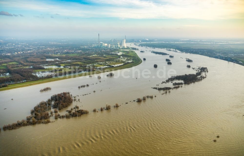 Luftbild Walsum - Uferbereiche mit durch Hochwasser- Pegel überfluteten Flußbett des Rhein in Walsum im Bundesland Nordrhein-Westfalen, Deutschland