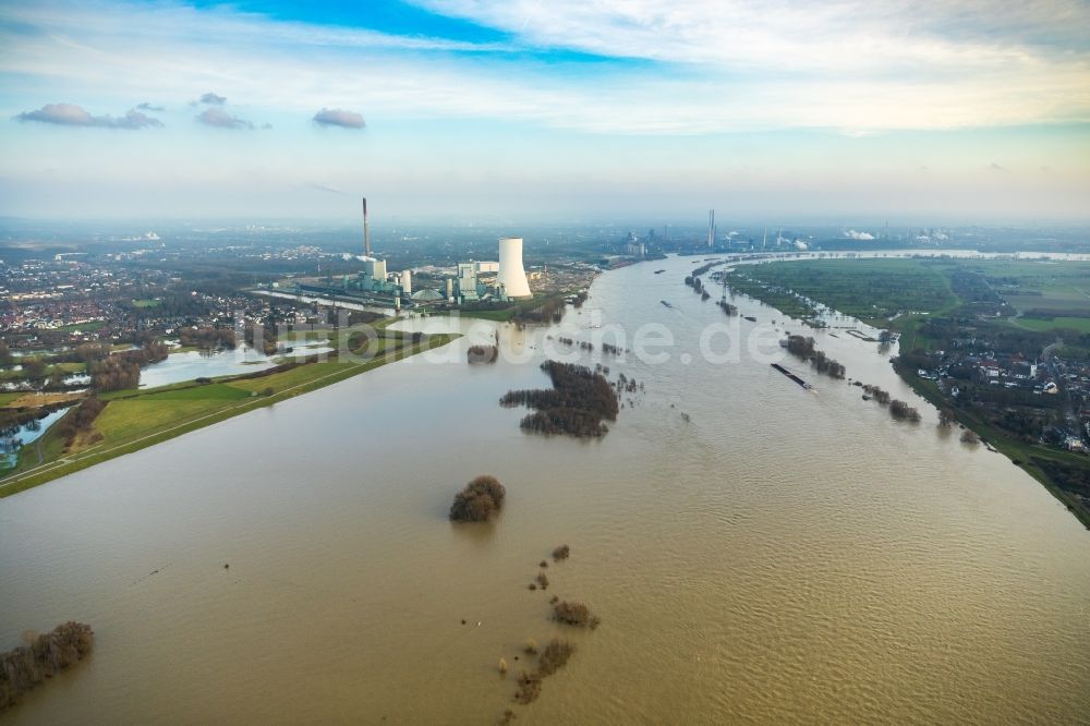 Luftaufnahme Walsum - Uferbereiche mit durch Hochwasser- Pegel überfluteten Flußbett des Rhein in Walsum im Bundesland Nordrhein-Westfalen, Deutschland