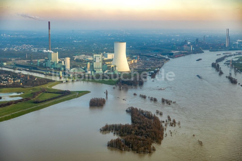 Walsum von oben - Uferbereiche mit durch Hochwasser- Pegel überfluteten Flußbett des Rhein in Walsum im Bundesland Nordrhein-Westfalen, Deutschland