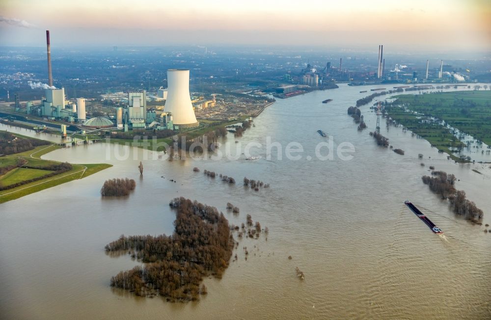 Walsum aus der Vogelperspektive: Uferbereiche mit durch Hochwasser- Pegel überfluteten Flußbett des Rhein in Walsum im Bundesland Nordrhein-Westfalen, Deutschland