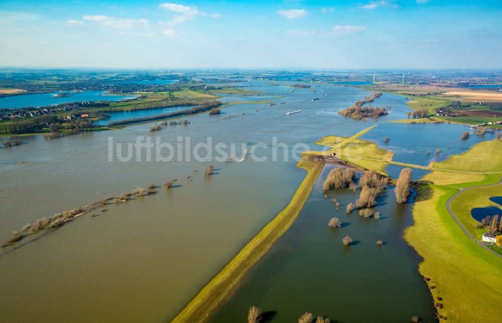 Wesel von oben - Uferbereiche mit durch Hochwasser- Pegel überfluteten Flußbett des Rhein in Wesel im Bundesland Nordrhein-Westfalen