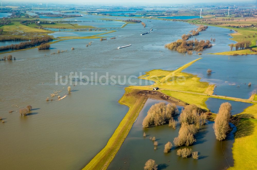 Wesel aus der Vogelperspektive: Uferbereiche mit durch Hochwasser- Pegel überfluteten Flußbett des Rhein in Wesel im Bundesland Nordrhein-Westfalen