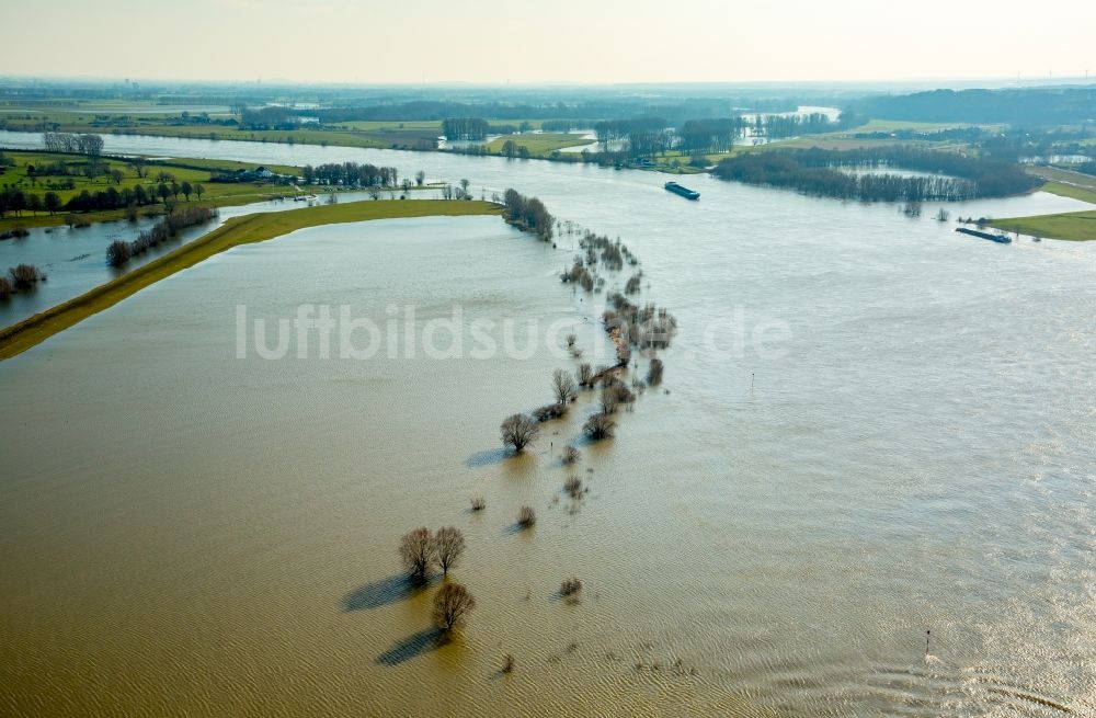 Wesel aus der Vogelperspektive: Uferbereiche mit durch Hochwasser- Pegel überfluteten Flußbett des Rhein in Wesel im Bundesland Nordrhein-Westfalen