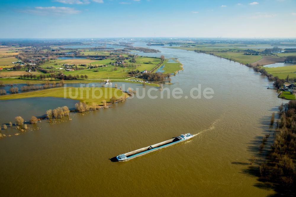 Luftbild Wesel - Uferbereiche mit durch Hochwasser- Pegel überfluteten Flußbett des Rhein in Wesel im Bundesland Nordrhein-Westfalen