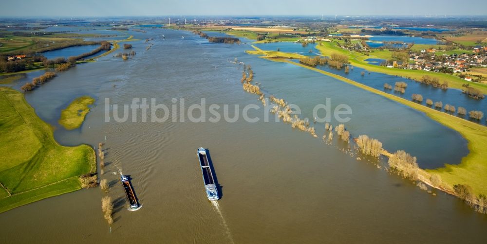 Luftaufnahme Wesel - Uferbereiche mit durch Hochwasser- Pegel überfluteten Flußbett des Rhein in Wesel im Bundesland Nordrhein-Westfalen