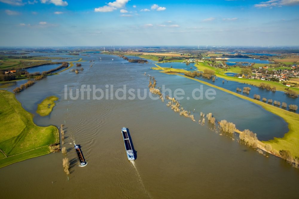 Wesel von oben - Uferbereiche mit durch Hochwasser- Pegel überfluteten Flußbett des Rhein in Wesel im Bundesland Nordrhein-Westfalen