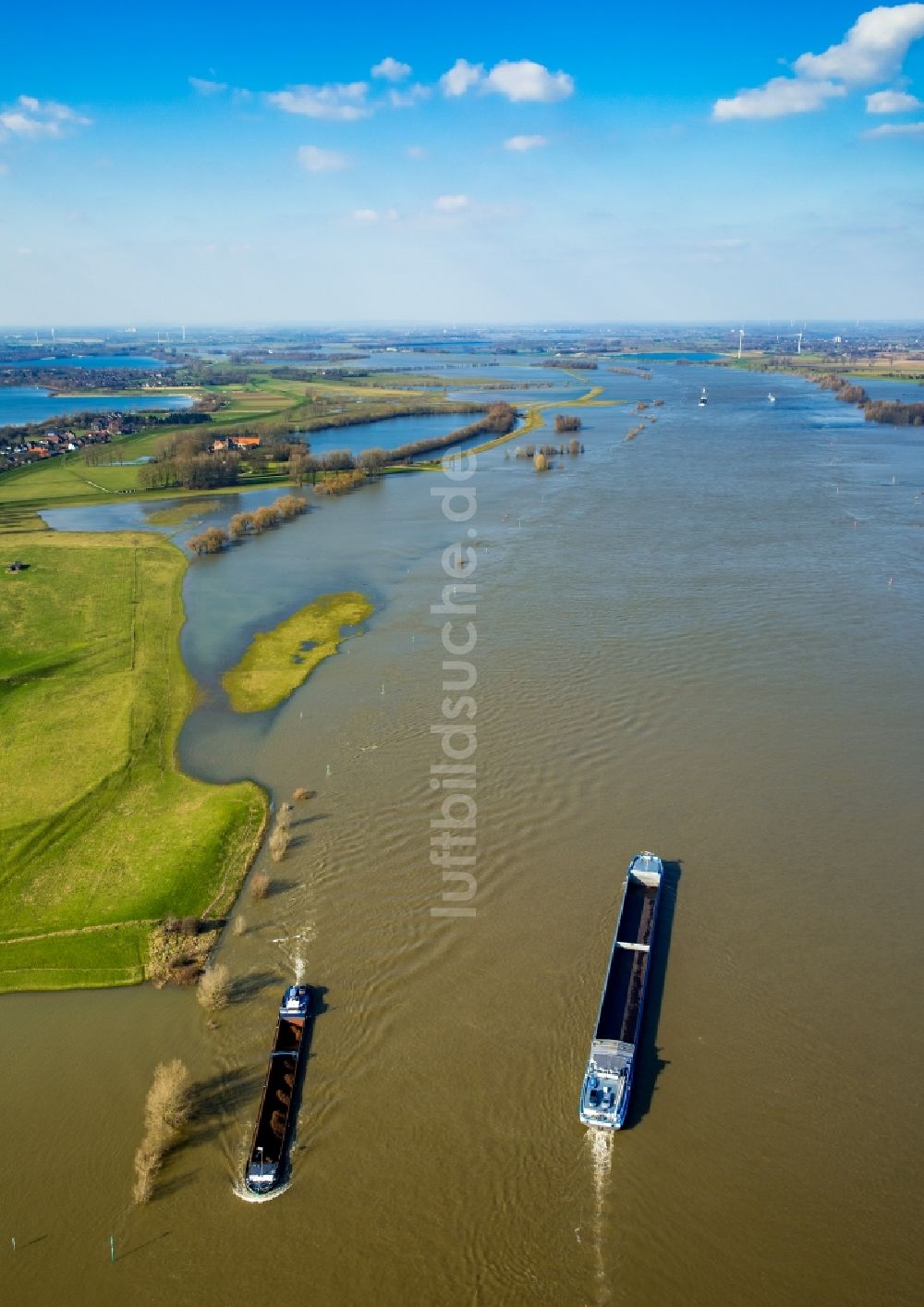 Wesel aus der Vogelperspektive: Uferbereiche mit durch Hochwasser- Pegel überfluteten Flußbett des Rhein in Wesel im Bundesland Nordrhein-Westfalen