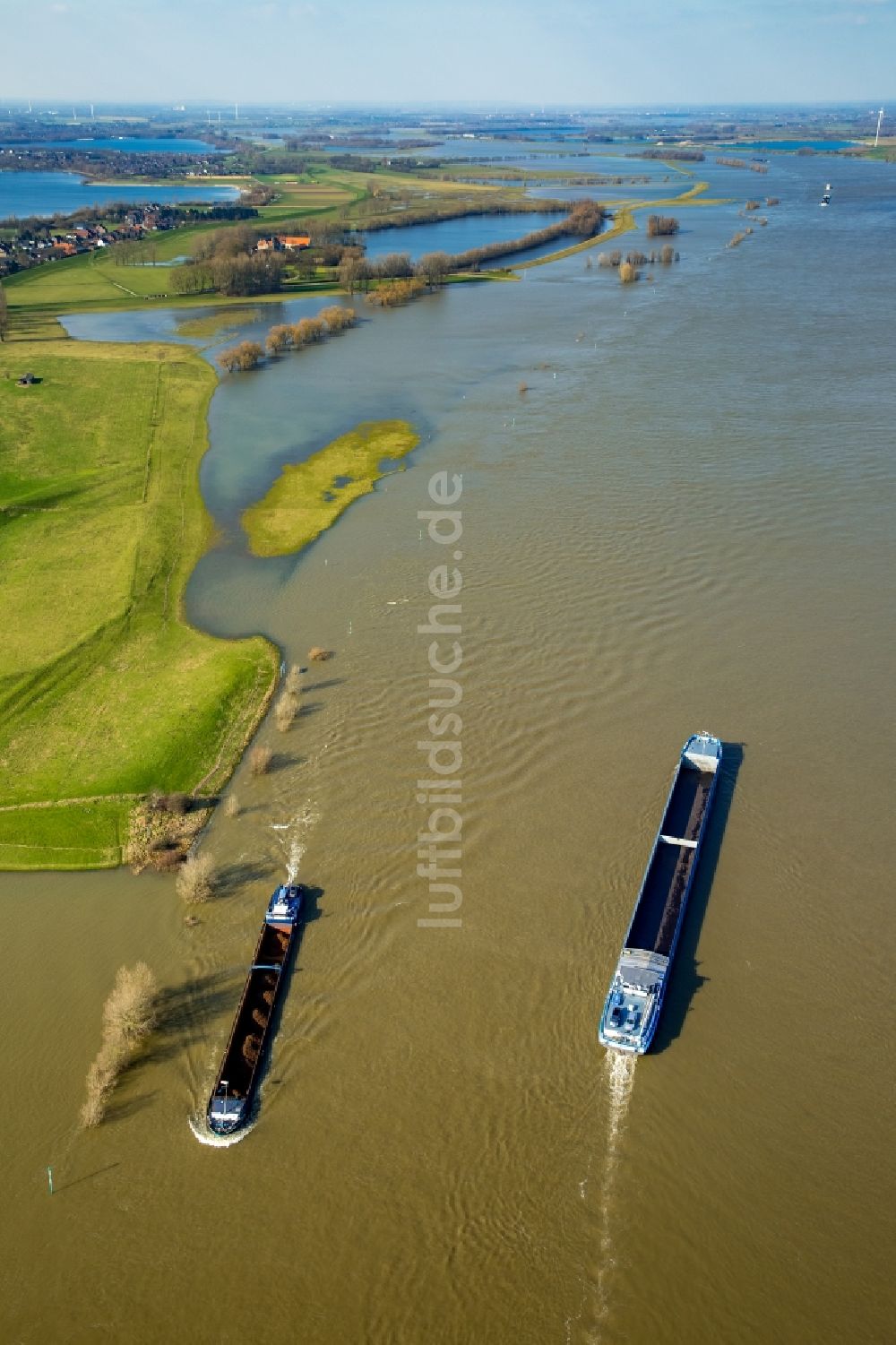 Luftbild Wesel - Uferbereiche mit durch Hochwasser- Pegel überfluteten Flußbett des Rhein in Wesel im Bundesland Nordrhein-Westfalen