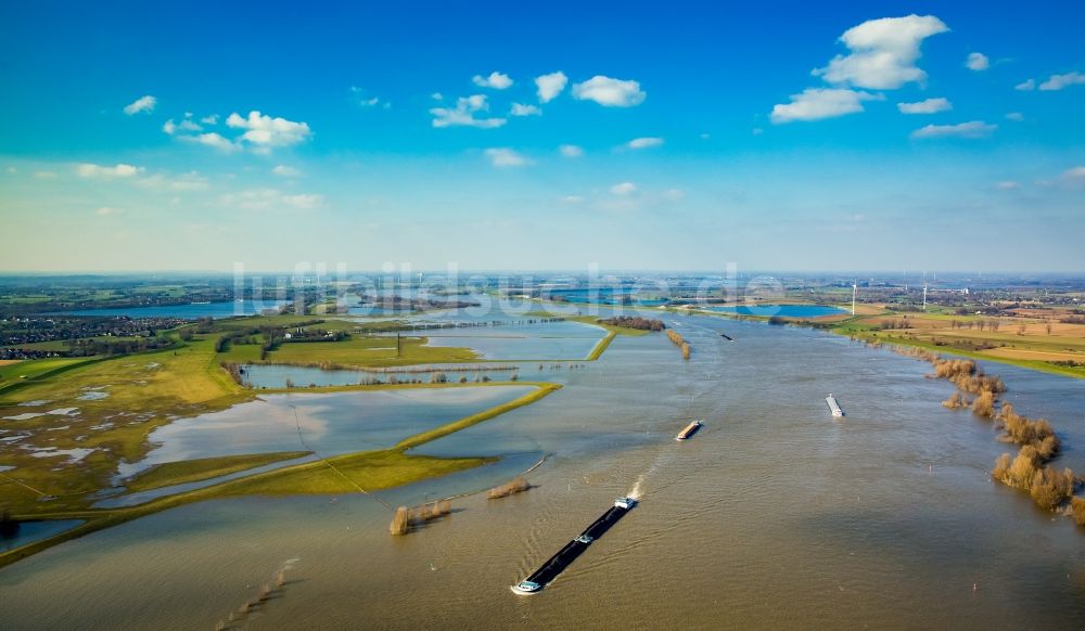 Luftaufnahme Wesel - Uferbereiche mit durch Hochwasser- Pegel überfluteten Flußbett des Rhein in Wesel im Bundesland Nordrhein-Westfalen