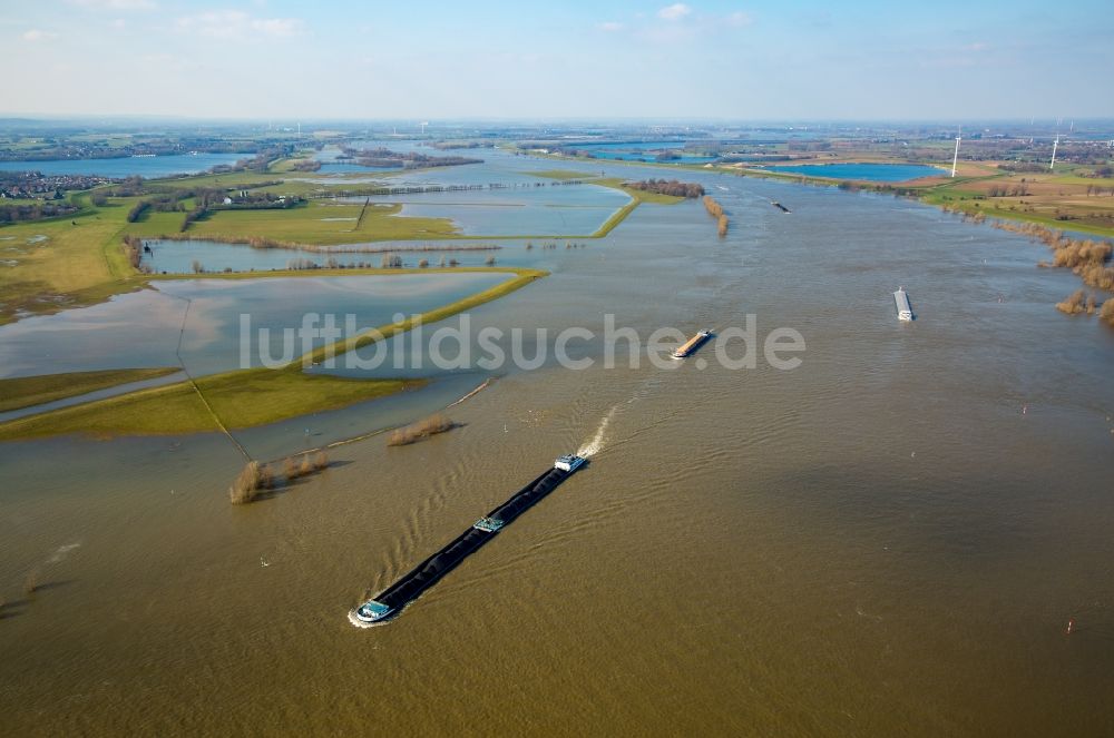 Wesel von oben - Uferbereiche mit durch Hochwasser- Pegel überfluteten Flußbett des Rhein in Wesel im Bundesland Nordrhein-Westfalen