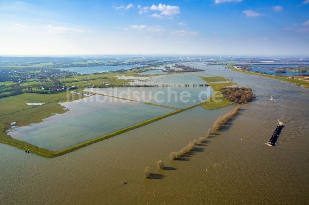 Wesel aus der Vogelperspektive: Uferbereiche mit durch Hochwasser- Pegel überfluteten Flußbett des Rhein in Wesel im Bundesland Nordrhein-Westfalen