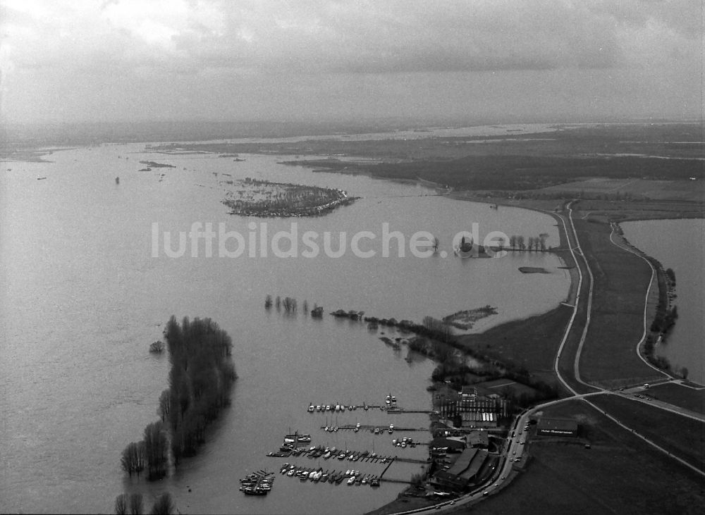 Luftaufnahme Wesel - Uferbereiche mit durch Hochwasser- Pegel überfluteten Flußbett des Rhein in Wesel im Bundesland Nordrhein-Westfalen, Deutschland