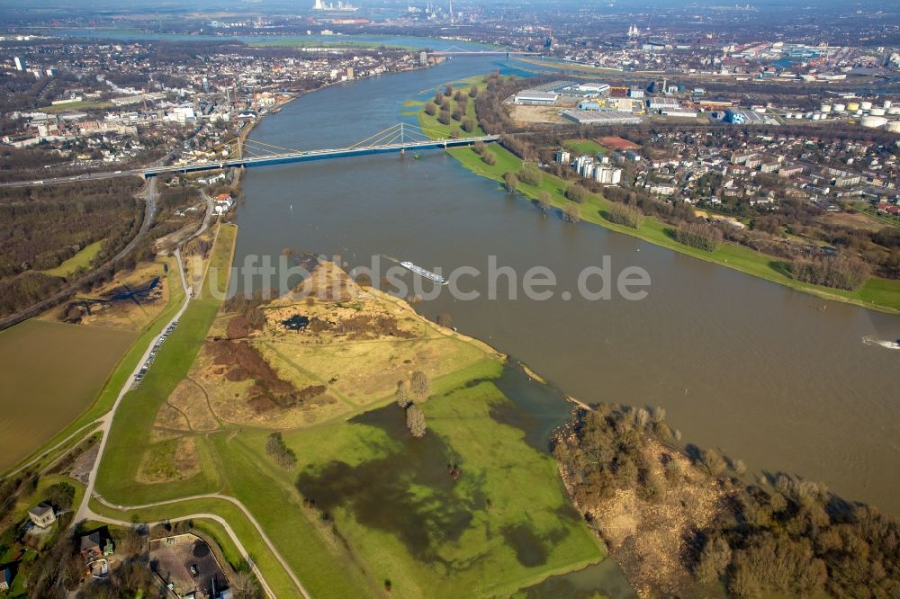 Luftaufnahme Duisburg - Uferbereiche mit durch Hochwasser- Pegel überfluteten Flußbett an den Rheinauen der Rheinbrücke in Duisburg im Bundesland Nordrhein-Westfalen