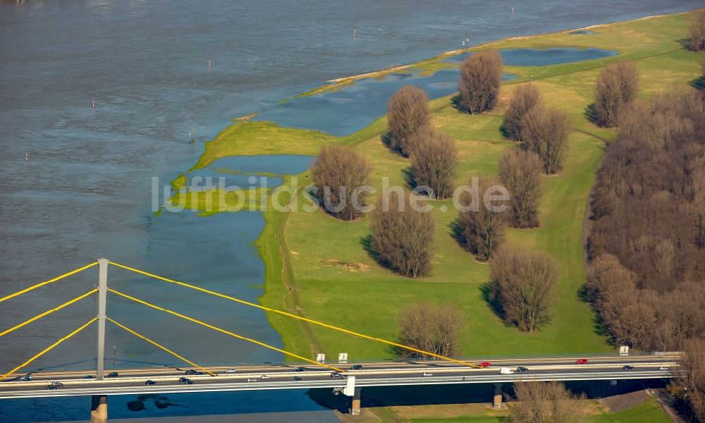 Duisburg von oben - Uferbereiche mit durch Hochwasser- Pegel überfluteten Flußbett an den Rheinauen der Rheinbrücke in Duisburg im Bundesland Nordrhein-Westfalen