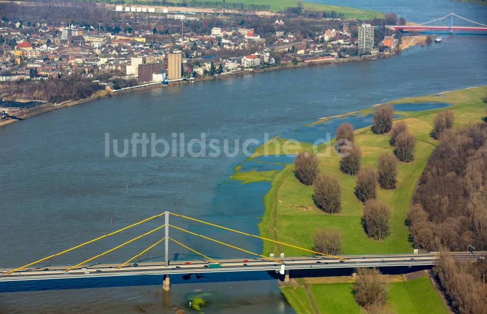 Duisburg aus der Vogelperspektive: Uferbereiche mit durch Hochwasser- Pegel überfluteten Flußbett an den Rheinauen der Rheinbrücke in Duisburg im Bundesland Nordrhein-Westfalen