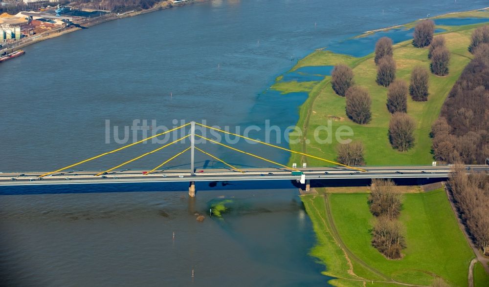 Luftbild Duisburg - Uferbereiche mit durch Hochwasser- Pegel überfluteten Flußbett an den Rheinauen der Rheinbrücke in Duisburg im Bundesland Nordrhein-Westfalen