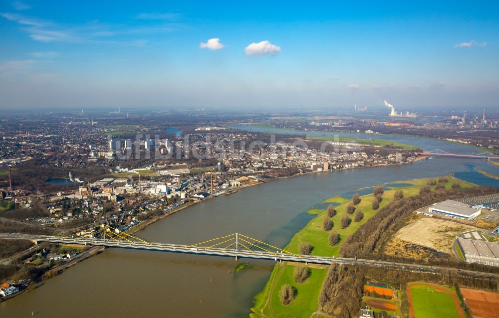 Luftbild Duisburg - Uferbereiche mit durch Hochwasser- Pegel überfluteten Flußbett an den Rheinauen der Rheinbrücke in Duisburg im Bundesland Nordrhein-Westfalen