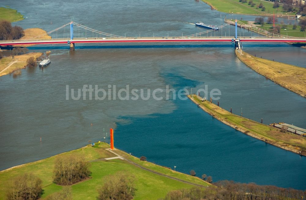 Luftaufnahme Duisburg - Uferbereiche mit durch Hochwasser- Pegel überfluteten Flußbett an den Rheinauen der Rheinbrücke in Duisburg im Bundesland Nordrhein-Westfalen