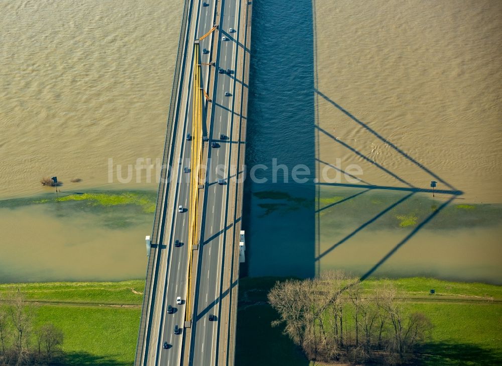 Duisburg von oben - Uferbereiche mit durch Hochwasser- Pegel überfluteten Flußbett an den Rheinauen der Rheinbrücke in Duisburg im Bundesland Nordrhein-Westfalen