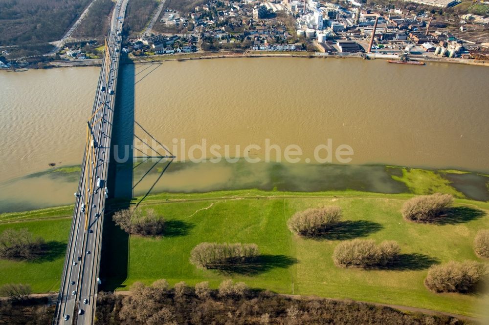 Duisburg aus der Vogelperspektive: Uferbereiche mit durch Hochwasser- Pegel überfluteten Flußbett an den Rheinauen der Rheinbrücke in Duisburg im Bundesland Nordrhein-Westfalen