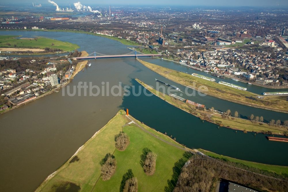 Luftbild Duisburg - Uferbereiche mit durch Hochwasser- Pegel überfluteten Flußbett an den Rheinauen der Rheinbrücke in Duisburg im Bundesland Nordrhein-Westfalen