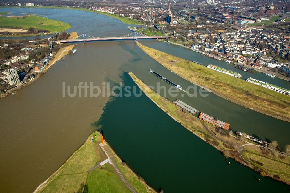 Luftaufnahme Duisburg - Uferbereiche mit durch Hochwasser- Pegel überfluteten Flußbett an den Rheinauen der Rheinbrücke in Duisburg im Bundesland Nordrhein-Westfalen