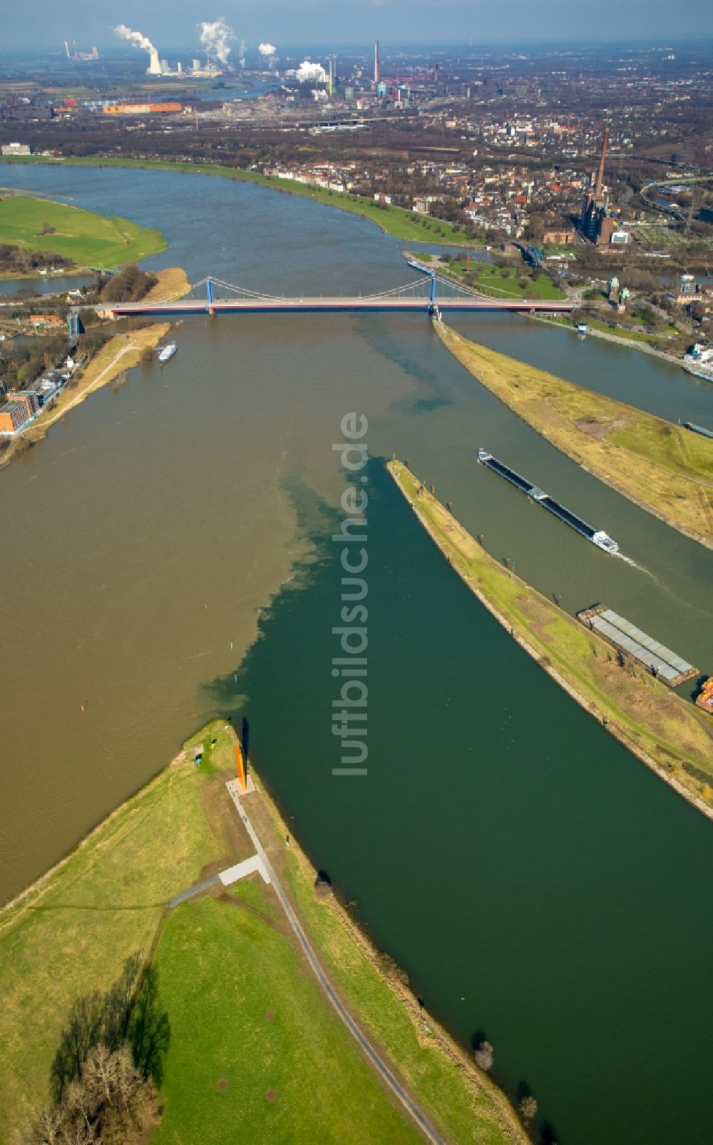 Duisburg von oben - Uferbereiche mit durch Hochwasser- Pegel überfluteten Flußbett an den Rheinauen der Rheinbrücke in Duisburg im Bundesland Nordrhein-Westfalen