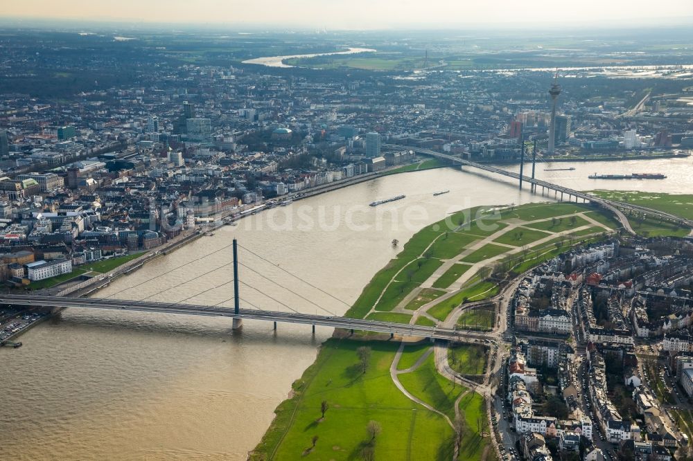 Düsseldorf von oben - Uferbereiche mit durch Hochwasser- Pegel überfluteten Flußbett an der Rheinkniebrücke des Rhein in Düsseldorf im Bundesland Nordrhein-Westfalen