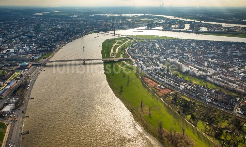 Düsseldorf aus der Vogelperspektive: Uferbereiche mit durch Hochwasser- Pegel überfluteten Flußbett an der Rheinkniebrücke des Rhein in Düsseldorf im Bundesland Nordrhein-Westfalen