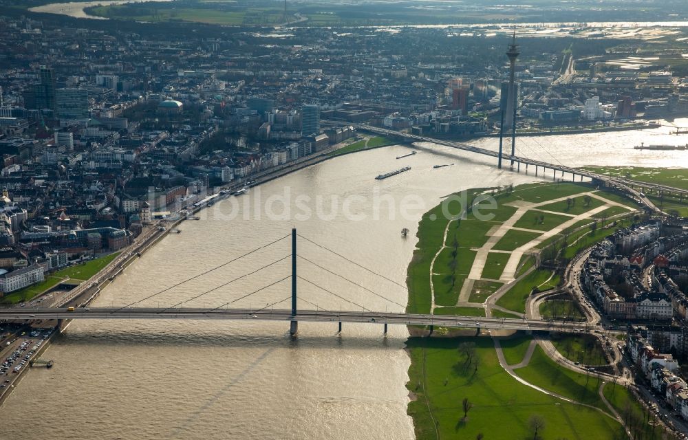 Luftbild Düsseldorf - Uferbereiche mit durch Hochwasser- Pegel überfluteten Flußbett an der Rheinkniebrücke des Rhein in Düsseldorf im Bundesland Nordrhein-Westfalen