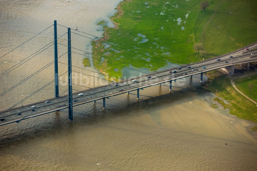 Luftaufnahme Düsseldorf - Uferbereiche mit durch Hochwasser- Pegel überfluteten Flußbett an der Rheinkniebrücke des Rhein in Düsseldorf im Bundesland Nordrhein-Westfalen